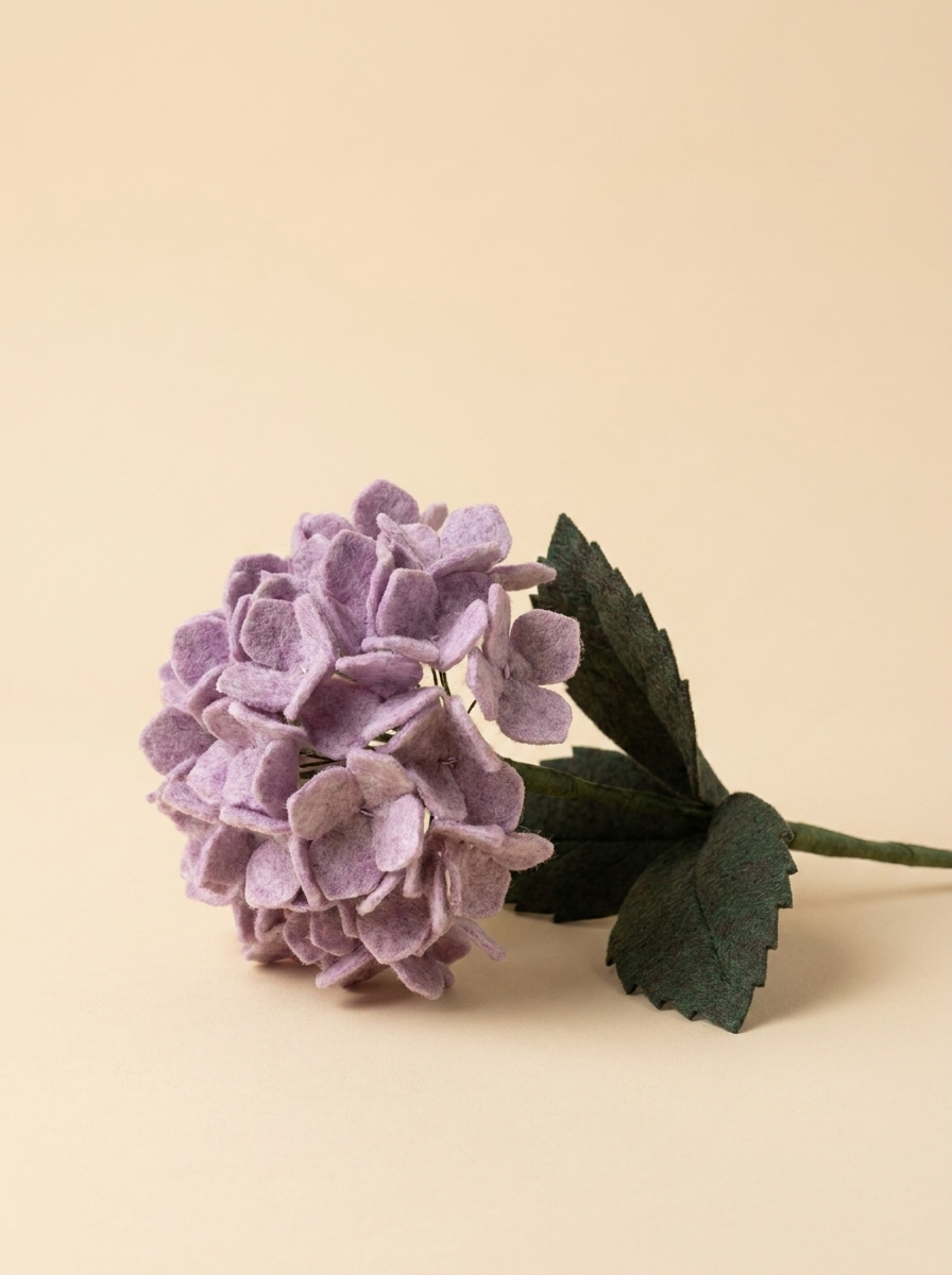 Handgemaakte vilt hortensia in lila met donkergroen blad
